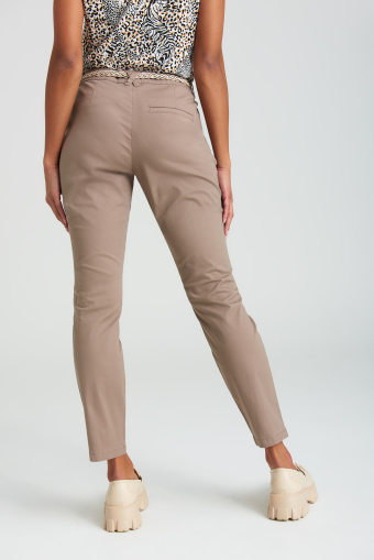 Beżowe spodnie typu "chino" z plecionym paskiem