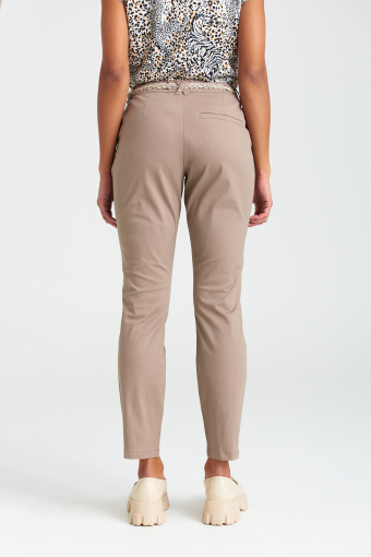 Beżowe spodnie typu "chino" z plecionym paskiem