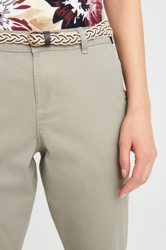 Bawełniane, luźne chinosy w oliwkowym kolorze