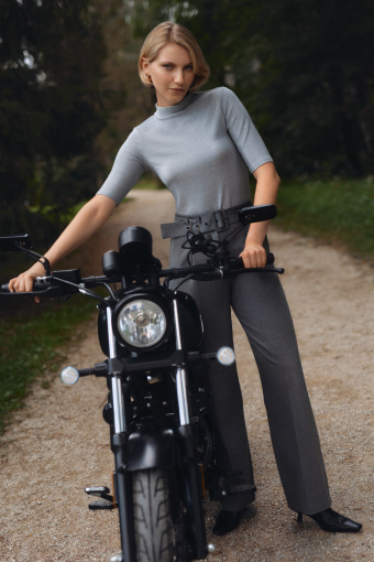 Stylowe, szare spodnie z szerokimi nogawkami Stylowe, szare spodnie z szerokimi nogawkami