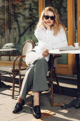 Stylowe, szare spodnie z szerokimi nogawkami Stylowe, szare spodnie z szerokimi nogawkami