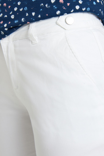 Bawełniane spodnie z ozdobnymi guzikami, białe