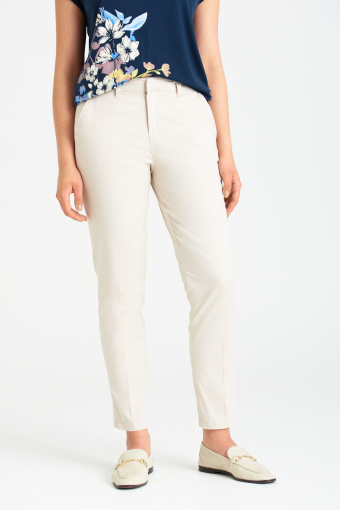 Klasyczne, piaskowe spodnie z połyskującymi guzikami