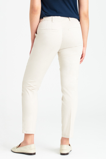 Klasyczne, piaskowe spodnie z połyskującymi guzikami