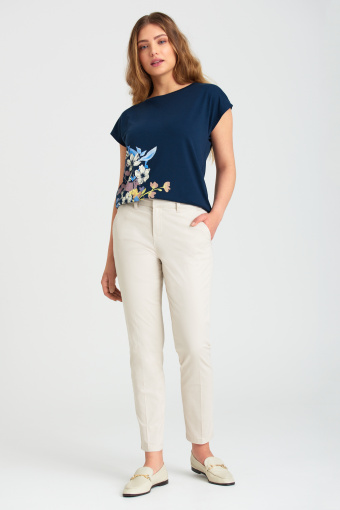 Klasyczne, piaskowe spodnie z połyskującymi guzikami