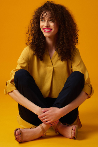 Granatowe spodnie z dekoracyjnymi guzikami Granatowe spodnie z dekoracyjnymi guzikami