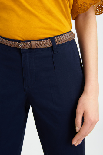 Ciemnogranatowe, bawełniane spodnie 7/8 z plecionym paskiem Ciemnogranatowe, bawełniane spodnie 7/8 z plecionym paskiem
