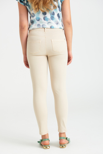 Bawełniane spodnie typu slim, kremowe