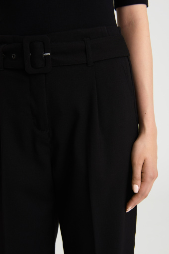Eleganckie, proste spodnie z zakładkami, czarne