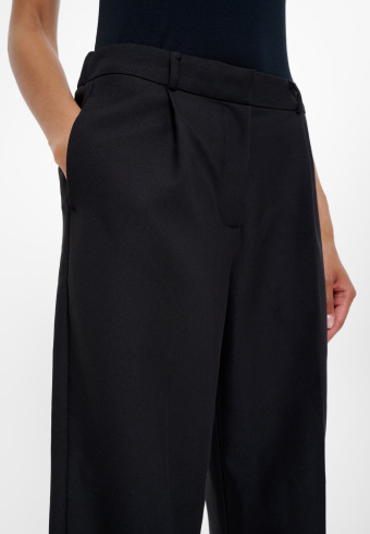 Czarne spodnie z prosta nogawką