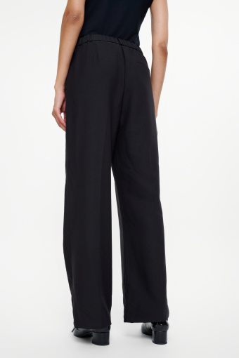 Czarne spodnie z prosta nogawką