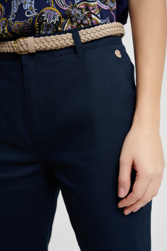 Klasyczne granatowe spodnie z paskiem