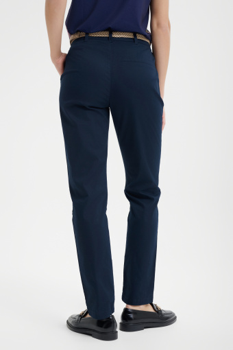 Klasyczne granatowe spodnie z paskiem