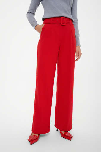 Czerwone spodnie wide leg z materiałowym paskiem