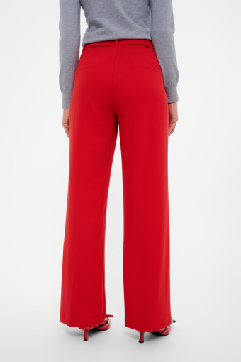 Czerwone spodnie wide leg z materiałowym paskiem