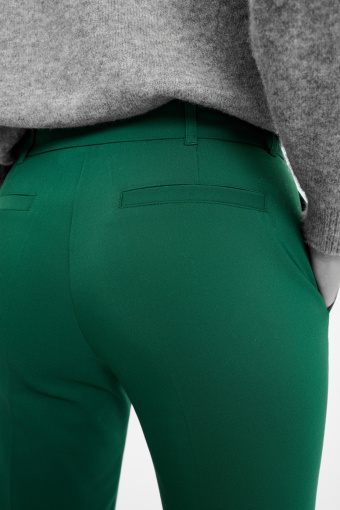 Ciemnozielone spodnie typu cygaretki Ciemnozielone spodnie typu cygaretki