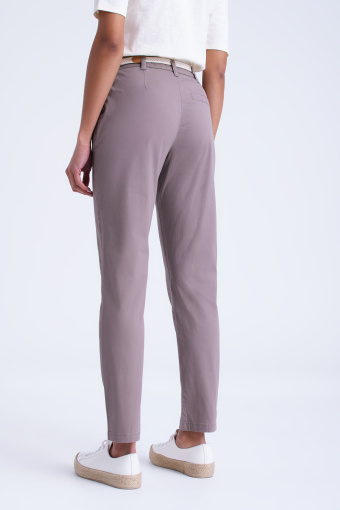 Spodnie typu chino w kolorze kawy z mlekiem