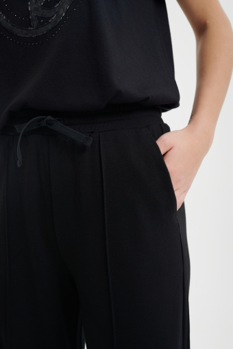Czarne spodnie z ozdobnymi przeszyciami na przodzie