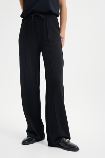 Czarne spodnie z ozdobnymi przeszyciami na przodzie