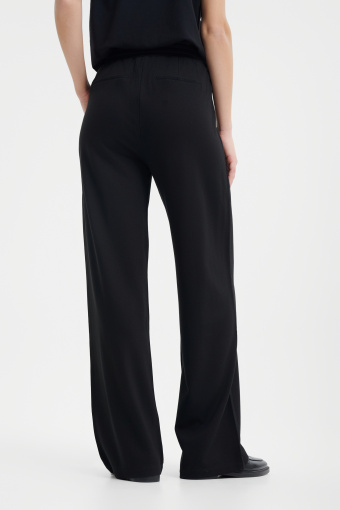 Czarne spodnie z ozdobnymi przeszyciami na przodzie