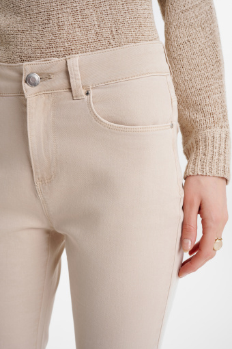 Dopasowane beżowe jeansy