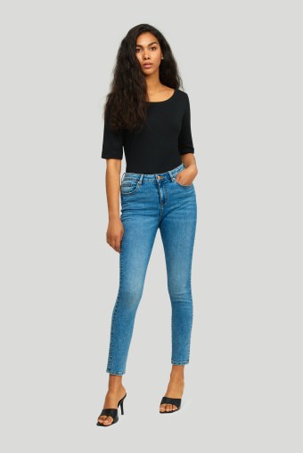 Niebieskie spodnie jeansowe, regularny stan Niebieskie spodnie jeansowe, regularny stan