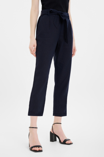 Granatowe spodnie z wiązanym paskiem
