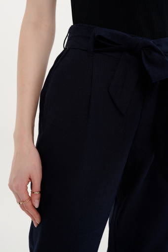 Granatowe spodnie z wiązanym paskiem