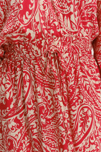 Stylowa sukienka z wyrazistym printem  Stylowa sukienka z wyrazistym printem