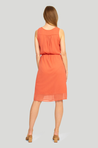 Elegancka sukienka z dekoracyjną wstawką przy dekolcie Elegancka sukienka z dekoracyjną wstawką przy dekolcie