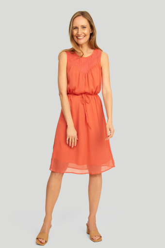 Elegancka sukienka z dekoracyjną wstawką przy dekolcie Elegancka sukienka z dekoracyjną wstawką przy dekolcie