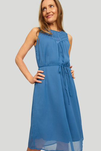 Elegancka sukienka z dekoracyjną wstawką przy dekolcie Elegancka sukienka z dekoracyjną wstawką przy dekolcie