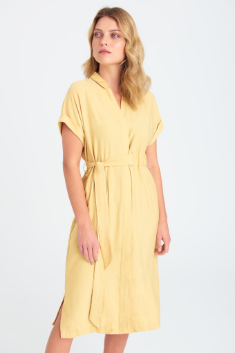 Żółta sukienka midi z wiązanym paskiem