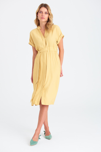 Żółta sukienka midi z wiązanym paskiem