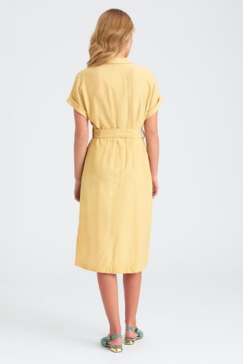 Żółta sukienka midi z wiązanym paskiem