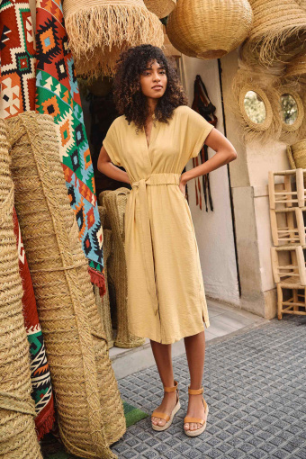 Żółta sukienka midi z wiązanym paskiem