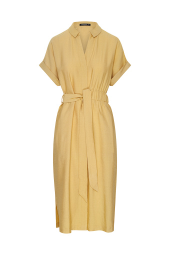 Żółta sukienka midi z wiązanym paskiem