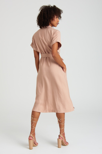 Klasyczna, beżowa sukienka z materiałowym paskiem Klasyczna, beżowa sukienka z materiałowym paskiem