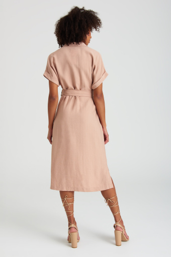 Klasyczna, beżowa sukienka z materiałowym paskiem Klasyczna, beżowa sukienka z materiałowym paskiem