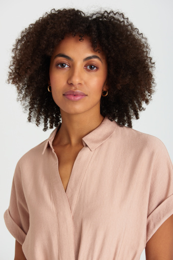 Klasyczna, beżowa sukienka z materiałowym paskiem Klasyczna, beżowa sukienka z materiałowym paskiem