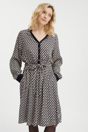 Wzorzysta sukienka z podkreśloną talią