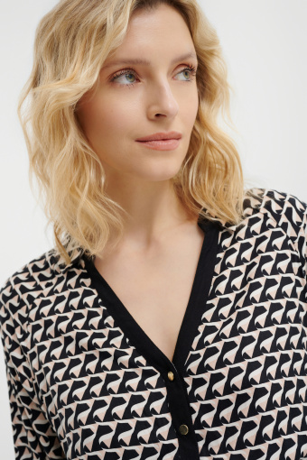 Wzorzysta sukienka z podkreśloną talią