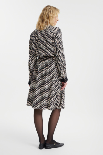 Wzorzysta sukienka z podkreśloną talią