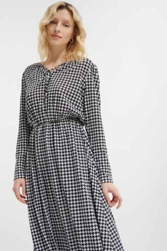 Sukienka midi w czarno-białą pepitkę