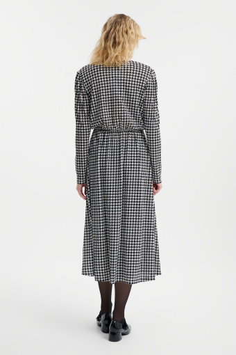 Sukienka midi w czarno-białą pepitkę