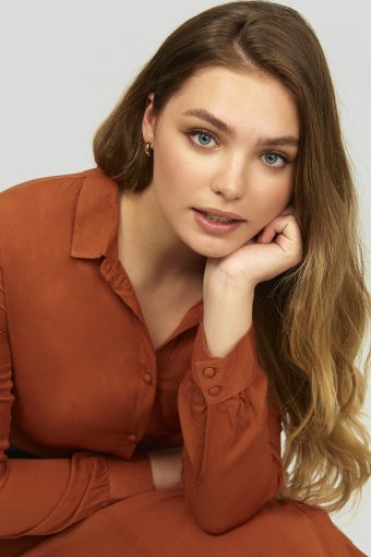 Wiskozowa szmizjerka w kolorze ochry, pasek w zestawie