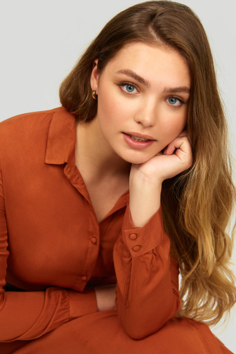 Wiskozowa szmizjerka w kolorze ochry, pasek w zestawie