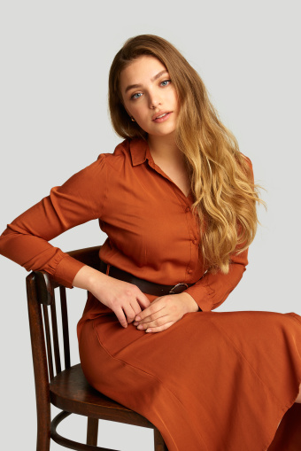 Wiskozowa szmizjerka w kolorze ochry, pasek w zestawie