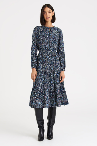 Czarno-błętkitna sukienka z falbanami, nadruk typu "łączka"