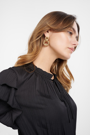 Czarna sukienka z falbaną